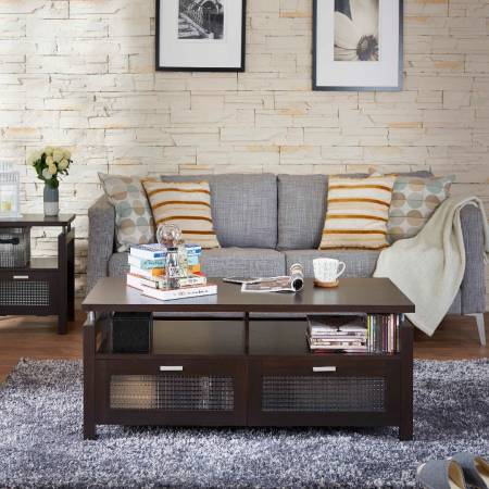 A dohányzóasztal a négy oldalán egyszerű elválasztásnak köszönhetően könnyen elférnek a dolgok.